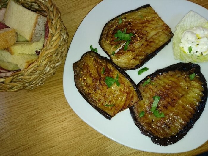 Gegrillte Auberginen mit Brot und Tzatziki als Vorspeise