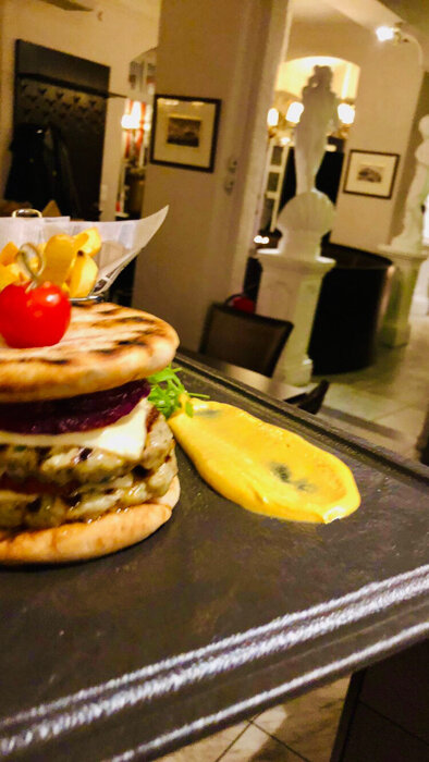 Griechischer Burger mit Senfsauce und Steak Pommes .!! Guten Appetit .!! KALI OREKSI .! Restaurant Poseidon Ingolstadt .! TEL:0841/34967 & 0841/34910
