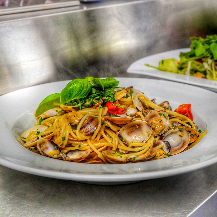 Unsere Spaghetti alle Vongole werden mit frischen Vongole Vernaccia-Muscheln, die direkt aus Italien kommen, zubereitet. Ein authentisches Geschmackserlebnis, das Sie unbedingt probieren sollten!