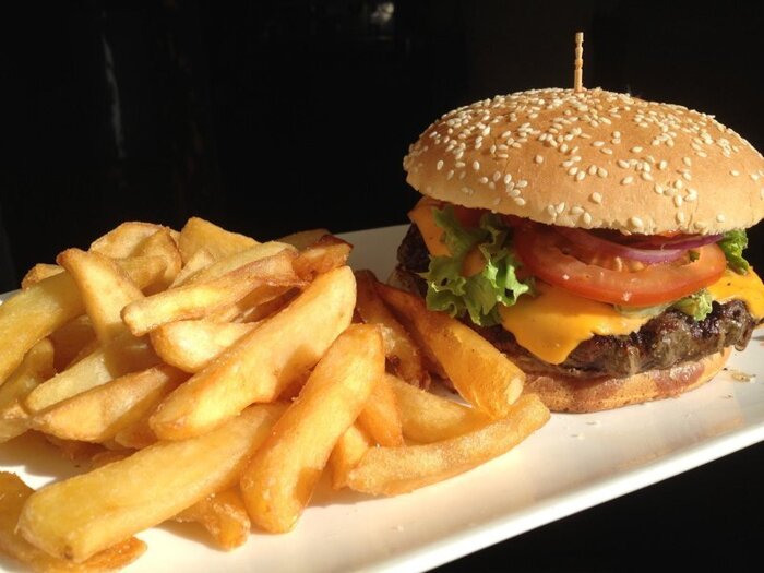XL-Cheeseburger mit Steakhouse-Pommes und Krautsalat