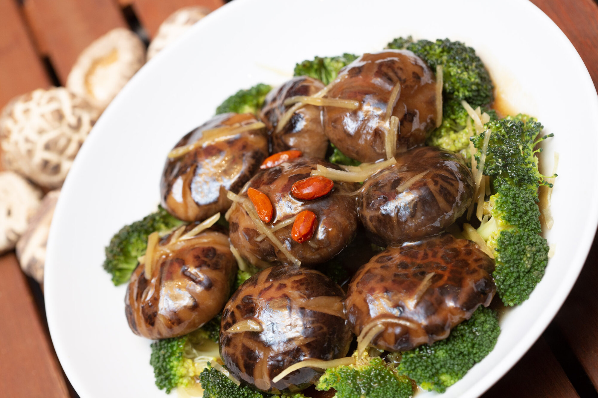 21. Shitake-Pilze & Brokkoli gedämpft, 冬菇扒西蘭花 ⓥ vegan