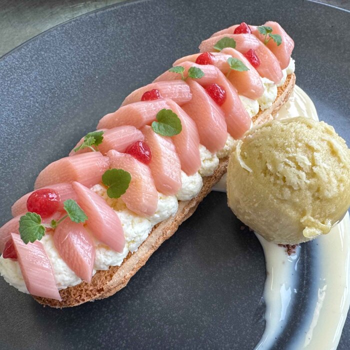 Topfenmousse/ Löffelbiskuit/ Rhabarber