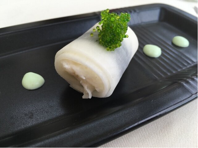 Gruß aus der Küche: Falsches Sushi von Rettich mit Flugfischkaviar