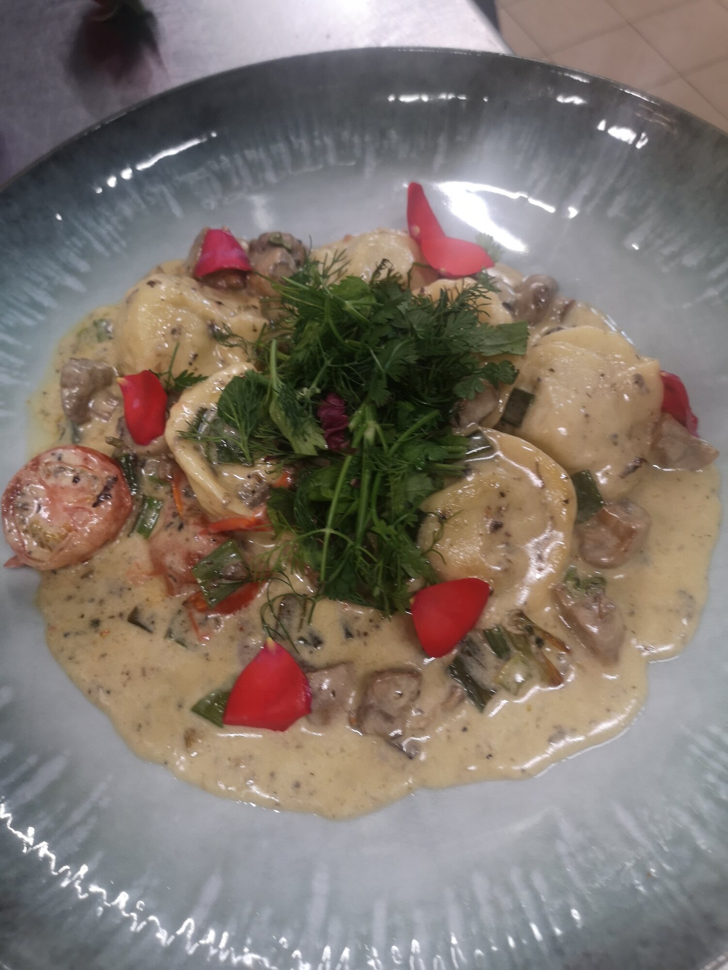 Geflüte Tortellini in Trüffel Sauce und Kräuterlinge.