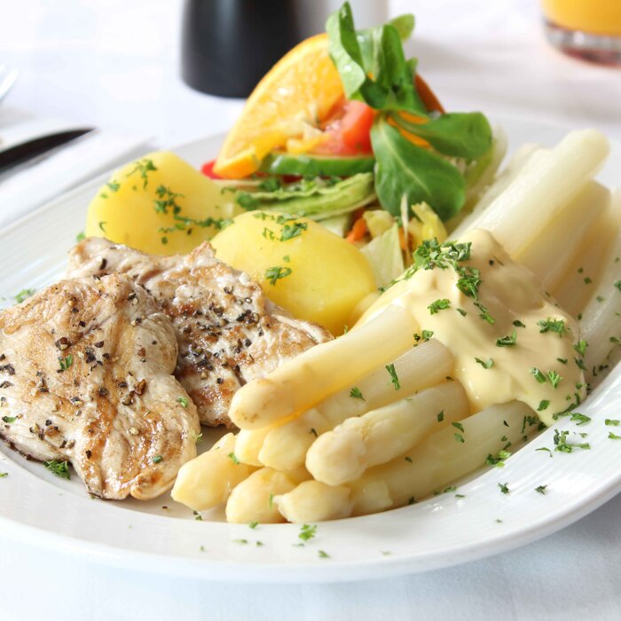 Putenbruststeak mit frischem Spargel,