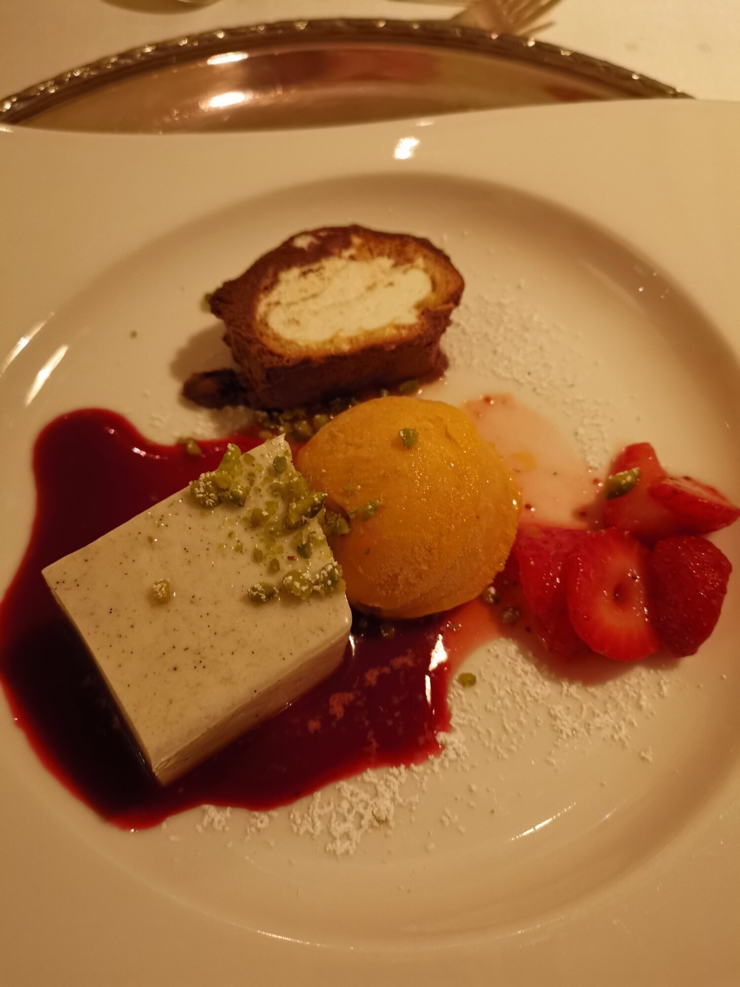 Buttermilch Panna Cotta, mit Erdbeerragout und Minzpesto