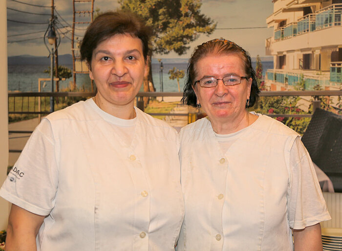Die Inhaberin Maria Tsirtsaki (links) mit Ihrer Küchenmitarbeiterin