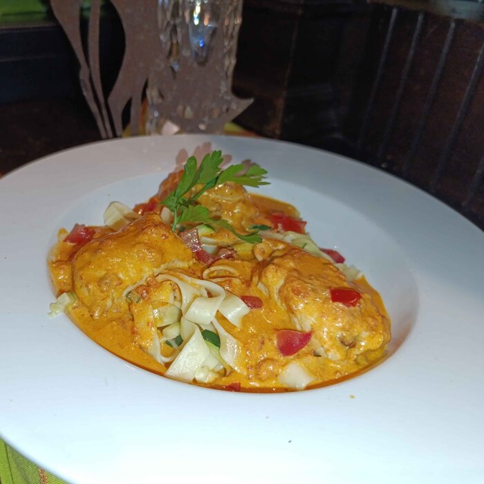 Hähnchenbruströllchen mit getrockneten Tomaten, Salbei und Frischkäse gefüllt