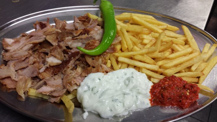 28. Döner auf Teller mit Pommes