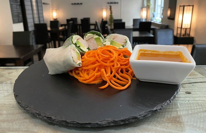 SOMMERROLLE CHICKEN (INKL. ERDNUSS SAUCE)