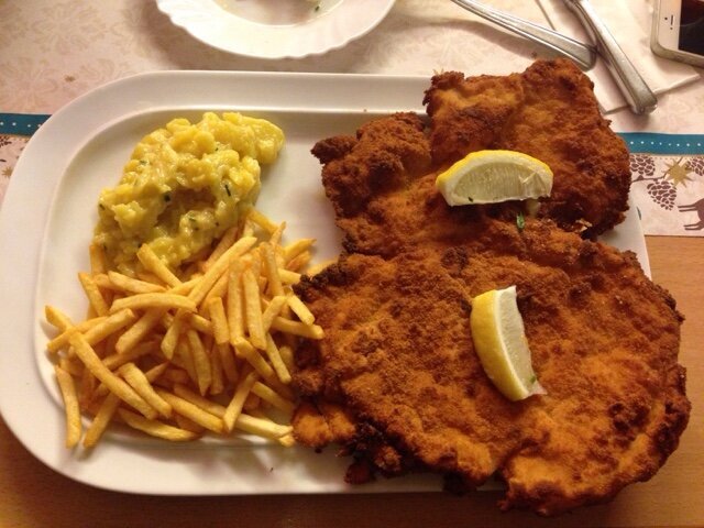 Cordon Bleu (XL) mit Pommes und Kartoffelsalat 
