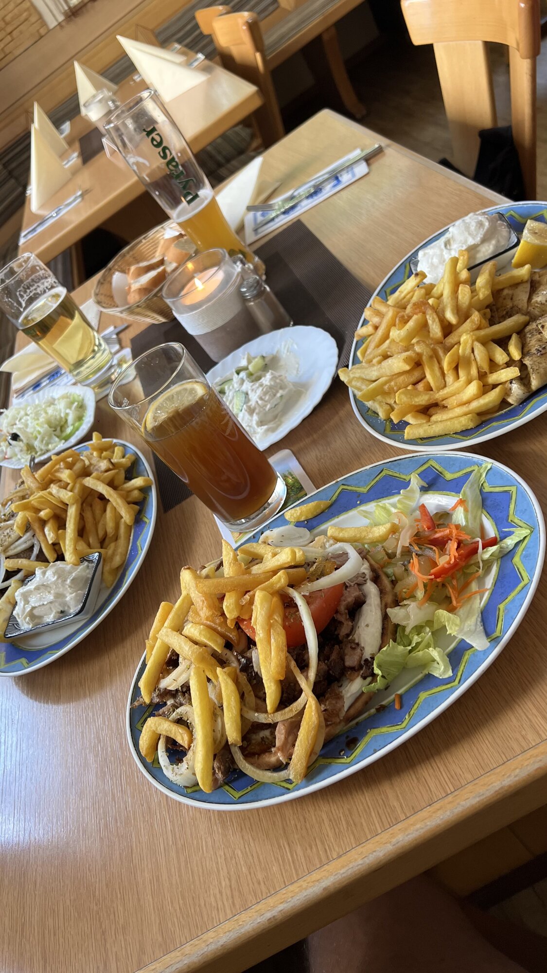 Gyros Pita (vorne), Athen Platte (links) und gegrillte Calamari (rechts)