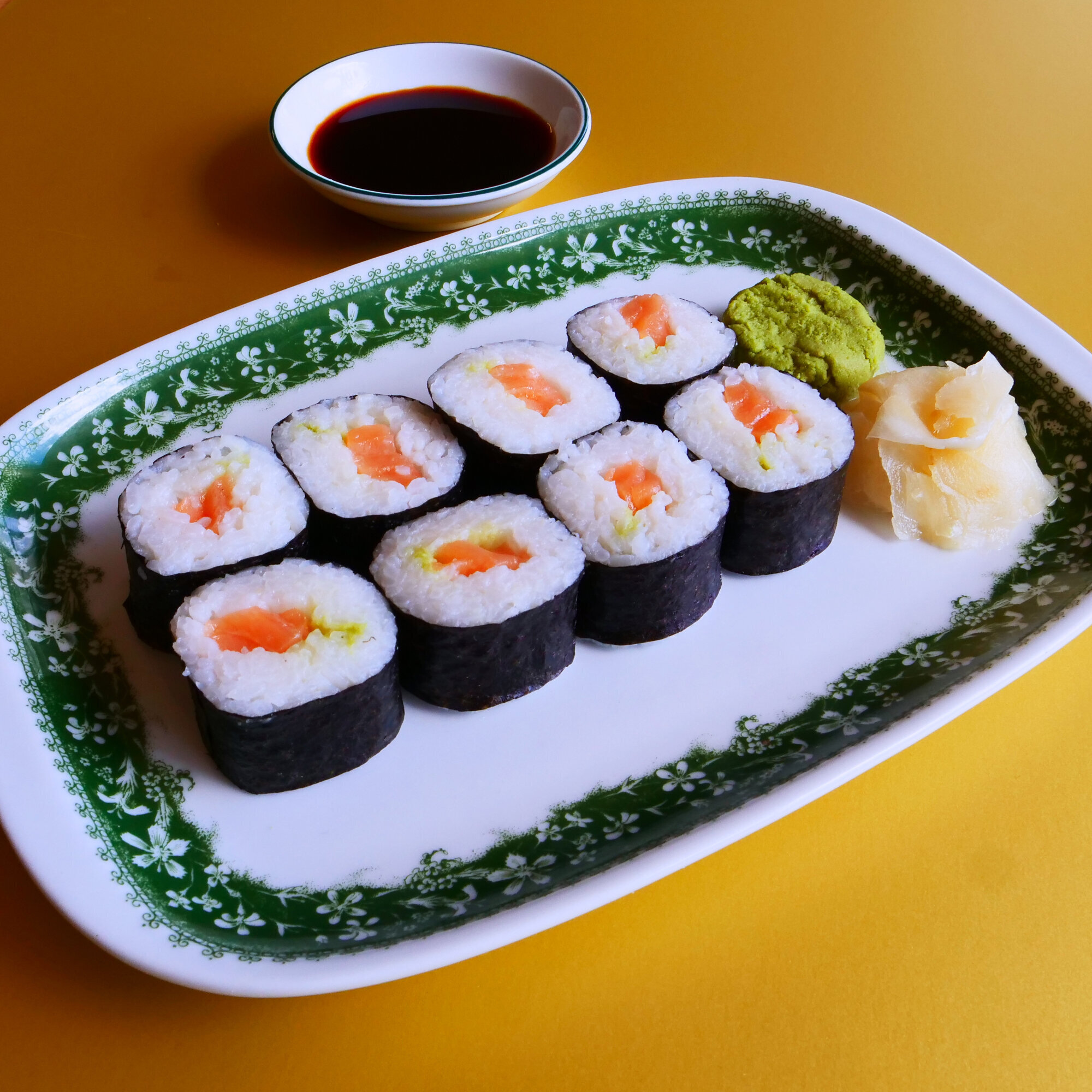 J6. Nori maki Sushi - mit Lachs 8 Stück