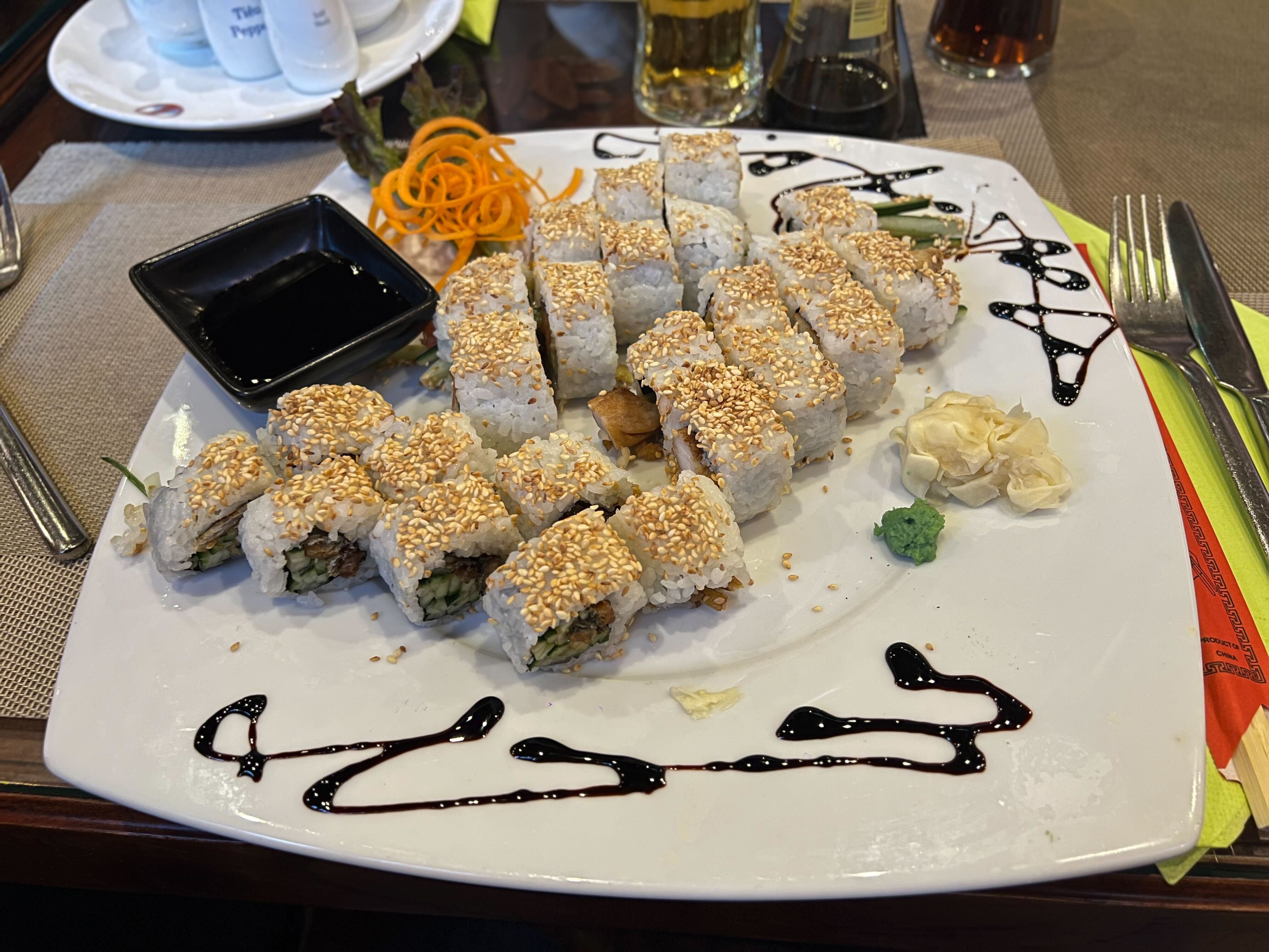 Sushiplatte mit verschiedenen Uramakisorten