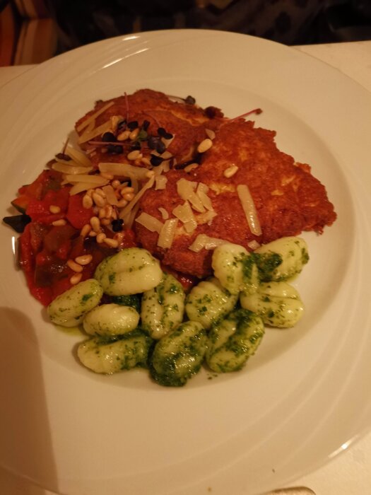 „Picatta Milanese“ -Hähnchenbrust im Ei –Parmesanmantel tomatisiertes Schwenkgemüse I Pesto –Gnocchi