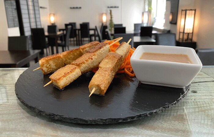 SPICY TOFU SPIESSE (INKL. SESAMDIP)