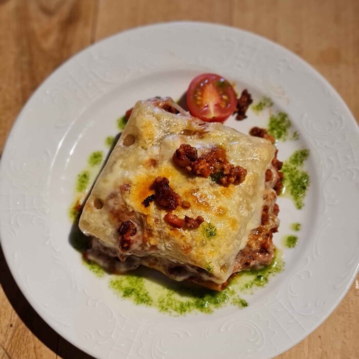 Hausgemachte Lasagne mit Rinderhackfleisch gefüllt