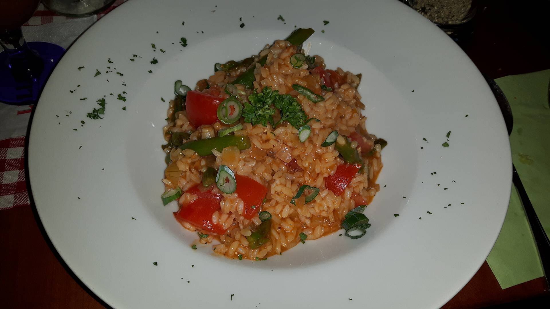 Veganes Kräuterrisotto mit sautiertem grünen Spargel