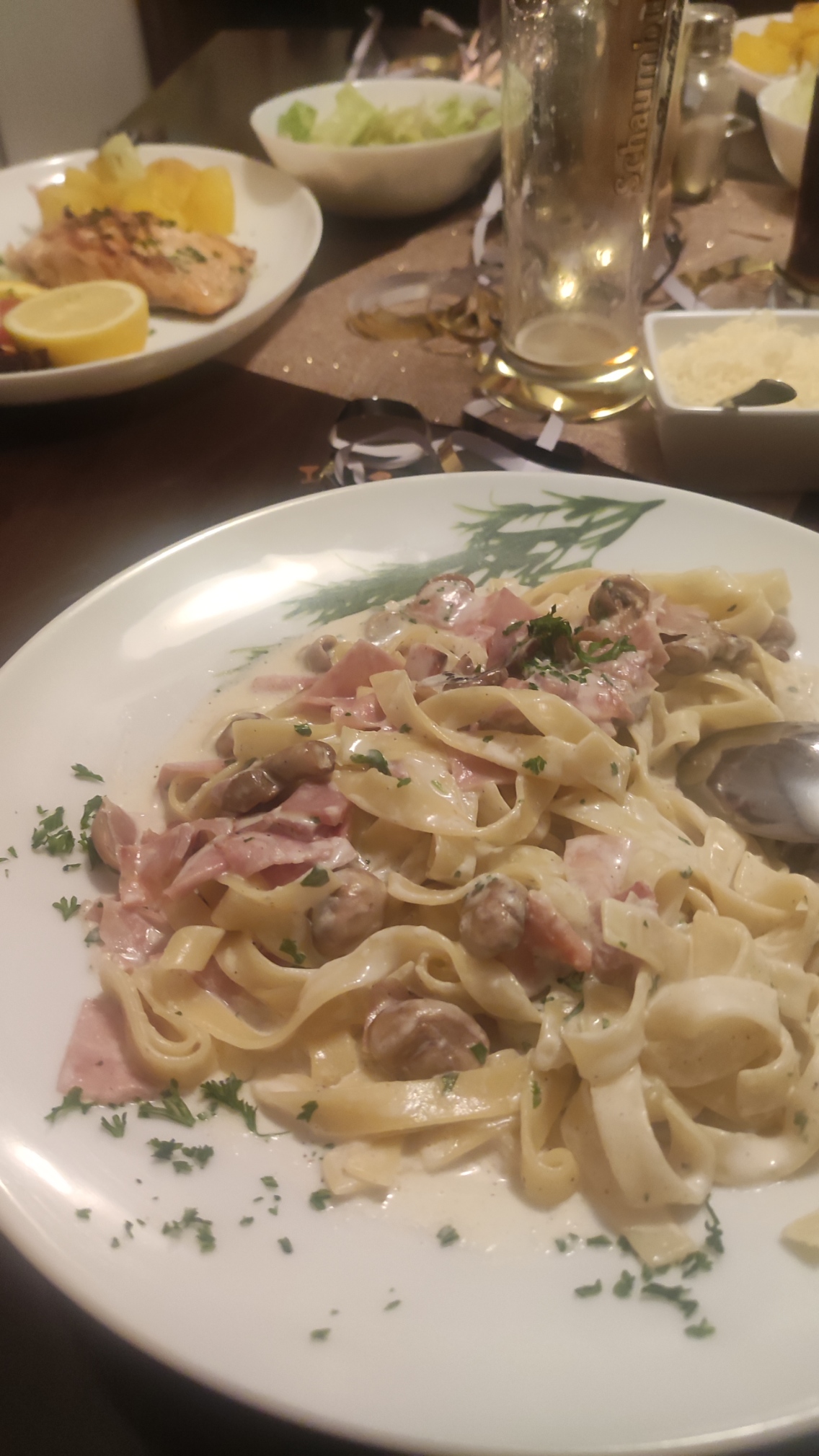 Tagliatelle, Bandnudeln mitSahnrsouse und Schinken für 12,50.-€