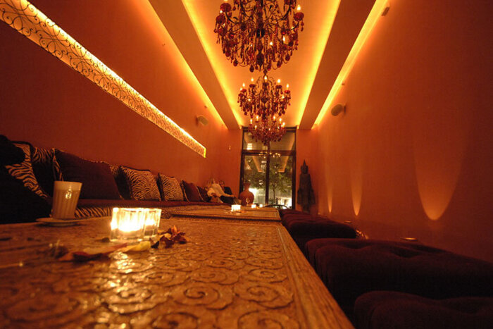 Ob zu zweit gemütlich auf einen Drink oder mit Freunden entspannt ein paar Tapas essen, die Bombay Lounge bietet ein tolles Ambiente