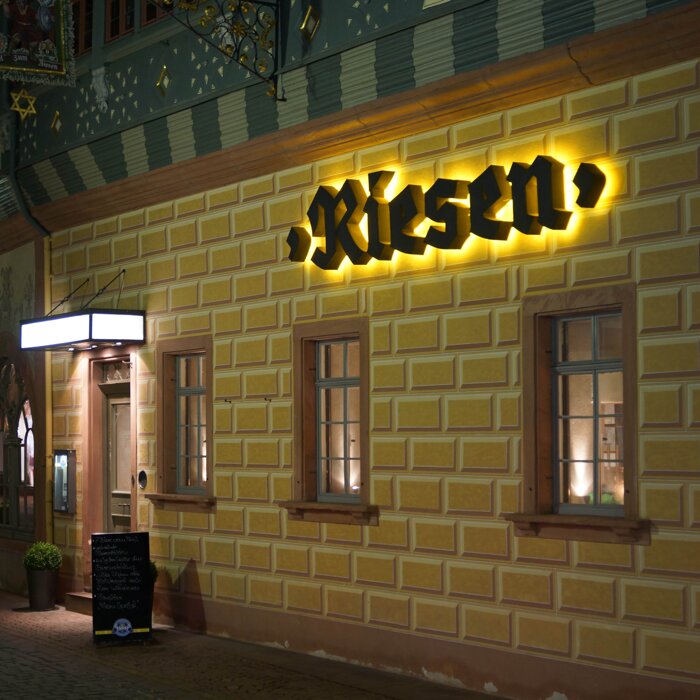 Die Riesen Fassade bei Nacht