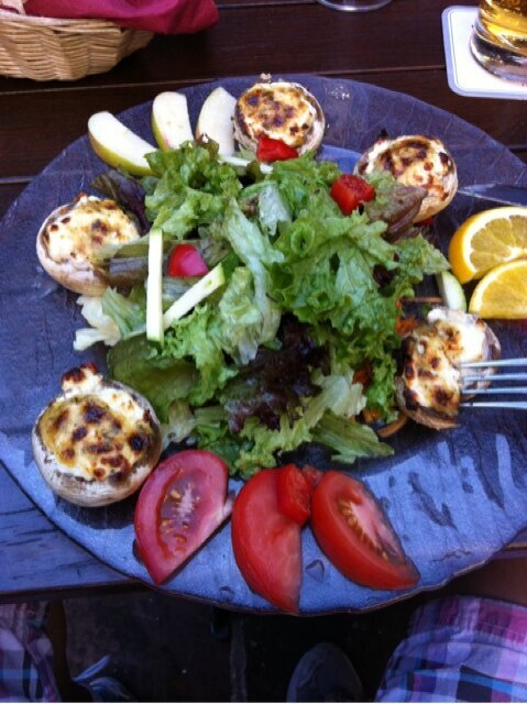 Salat mit Ziegenkäse gefüllten Champignons!