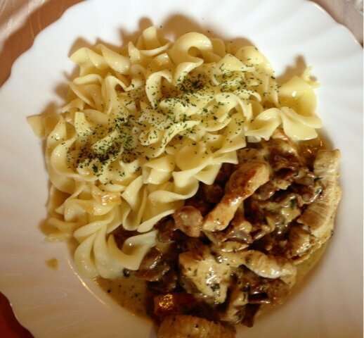 Putenrahmgeschnetzeltes mit frischen Pfifferlingen, Nudeln und Salat