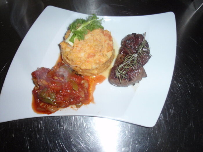 Lammfilets
mit Süsskartoffelpüree und Zuckererbsen
Fenchel - Tomatensauce