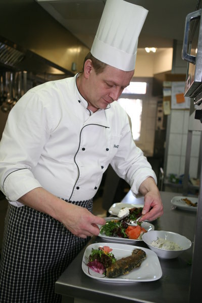 SCHLEU´s Restaurant im Fachwerk, Inhaber Ralf Klaus beim anrichten.