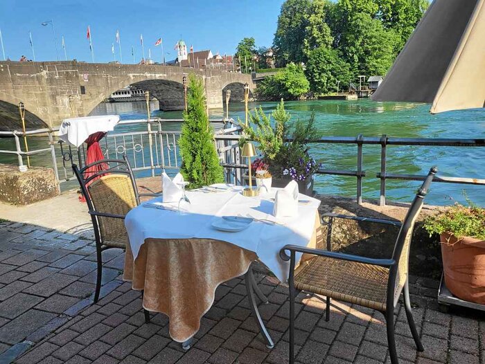 Direkt bei der alten Rheinbrücke zur Schweiz
