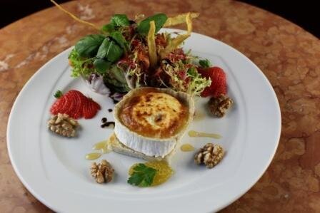 Gratinierter Ziegenkäse mit geschmolzenen Tomaten und
Kürbischutney
