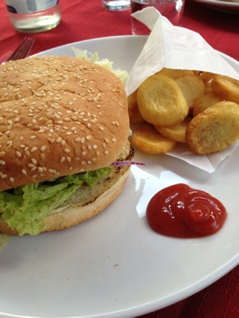 Bio-Burger mit Chips