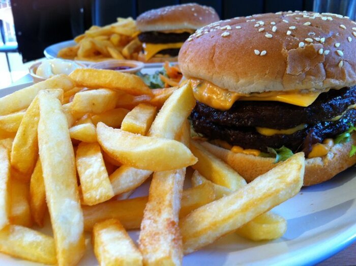 XXL - Burger mit knackigen Pommes