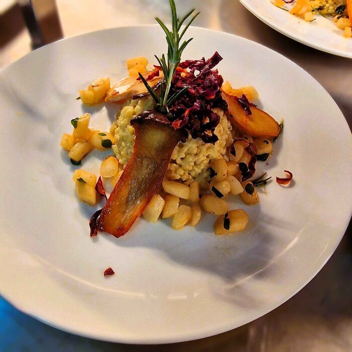 Veganes Safran-Orzotto mit Schwarzwurzel und Waldpilzen