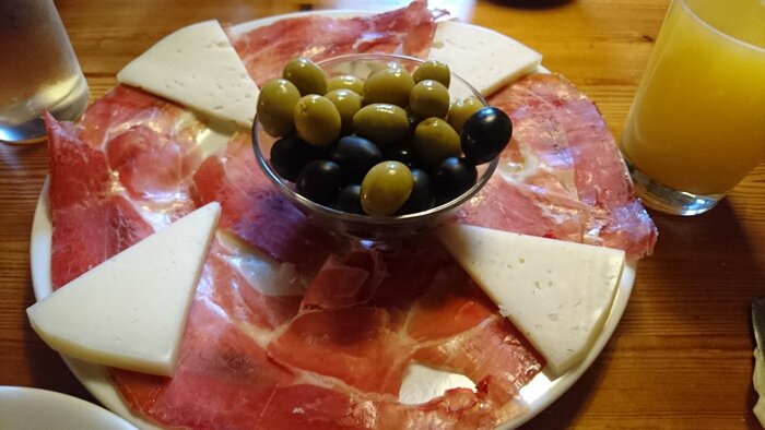 Tapas Variadas mit Oliven, Käse und Schinken