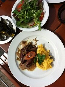 Mittagsmenü - Salsiccia in Rotweinsauce mit Polenta