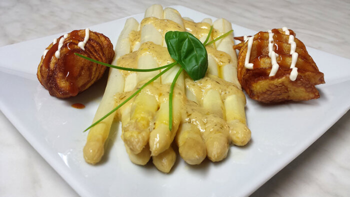 Spargel mit Spiralkartoffeln