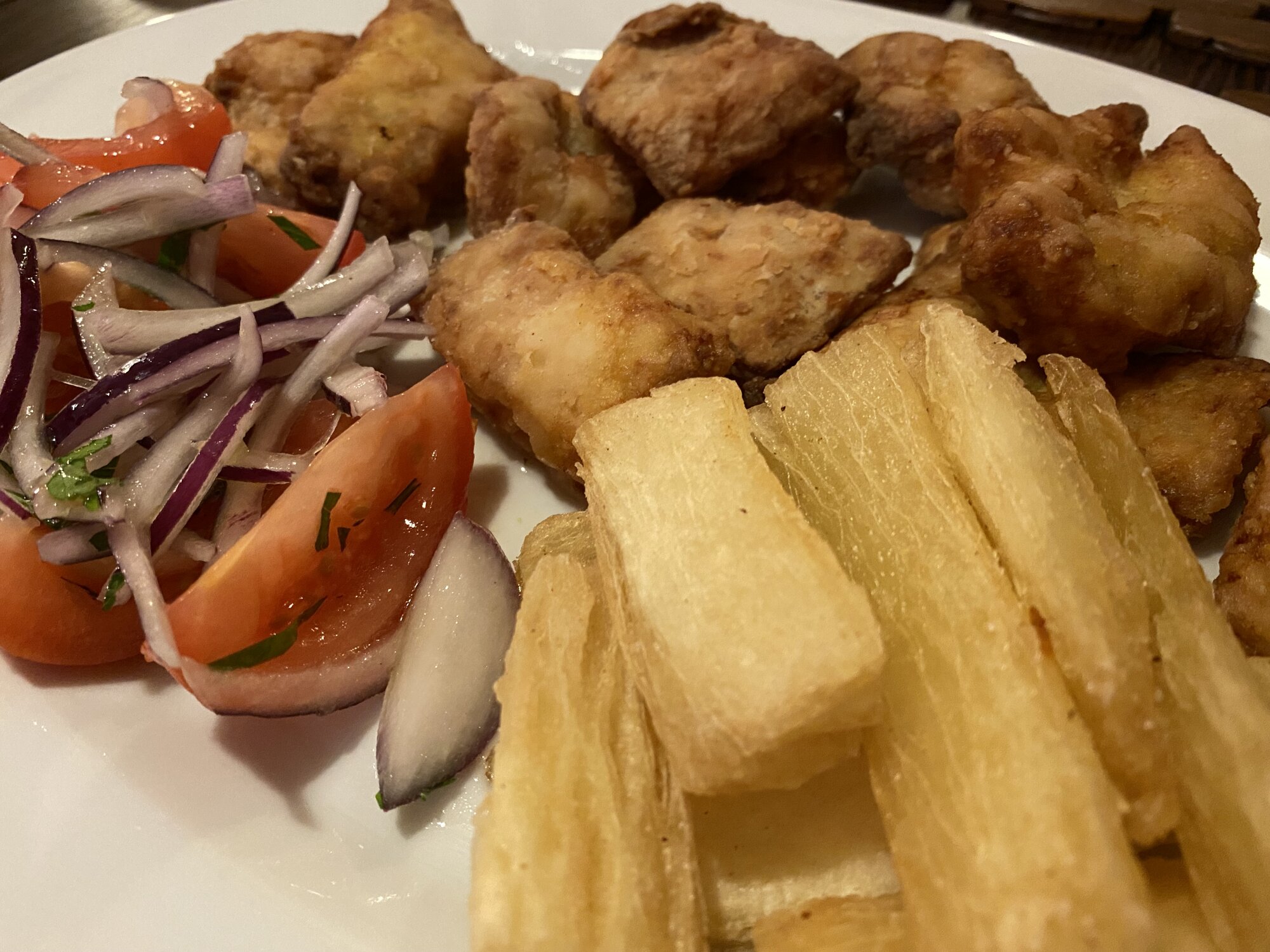 Chicharrón de pescado - Fisch, Yuca-Stäbchen, Salsa Criolla. Sehr lecker!