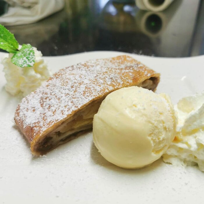 Warmer Apfelstrudel mit Vanilleeis und Sahne