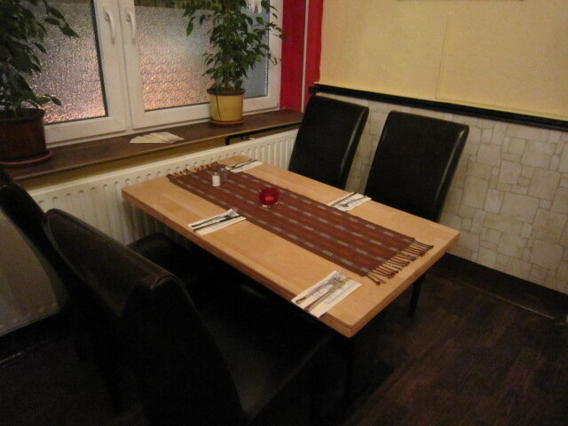 Tisch mit Lederstühle und ruhigem Ambiente