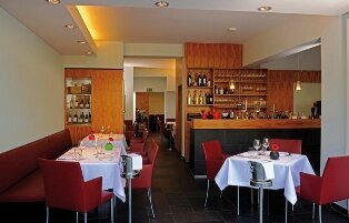 Blick auf den Tresen im Restaurant Huber, München