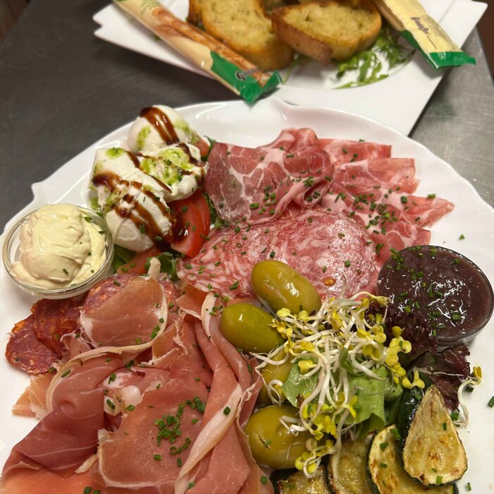 Antipasto misto (ab 2 Personen, pro Person €11,90)