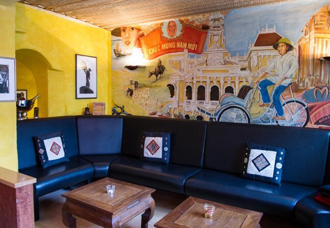 Restaurant Sai Gon, Hamburg, gemütliche Sitzecke mit toller Wandbemalung con Eindrücken aus Vietnam