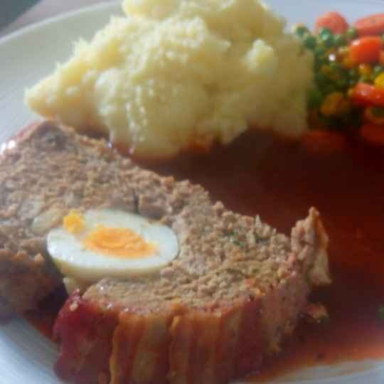 Falscher Hase mit Pfannengemüse und Kartoffelpüree