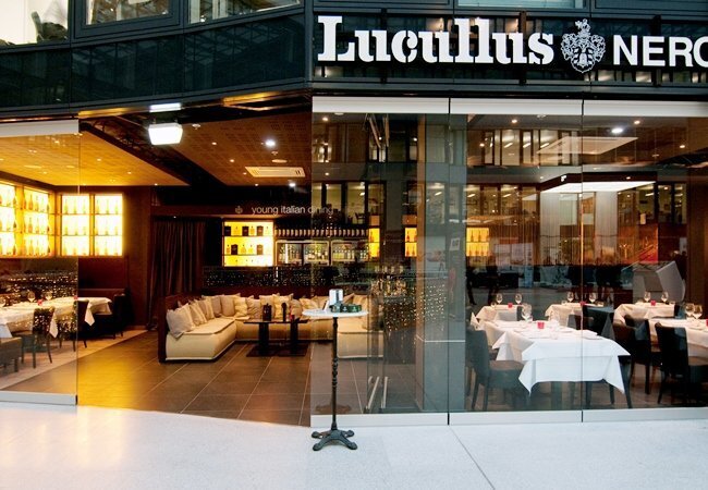Blick hinein ins Lucullus Nero THE SQUAIRE, Frankfurt-Flughafen