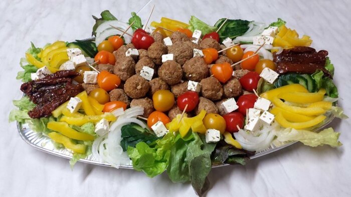 Salatplatte mit Mini-Frikadellen