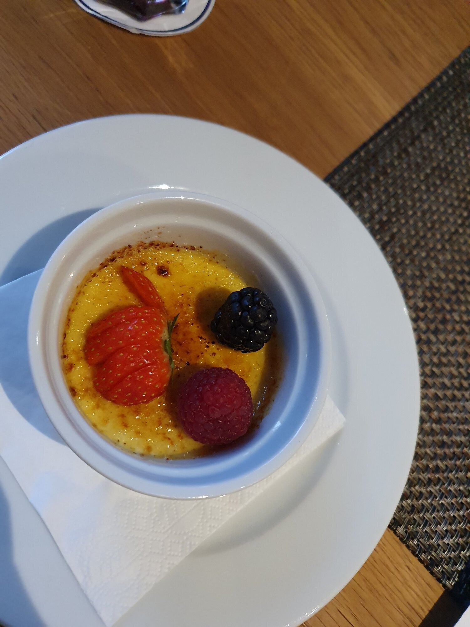 Crème brûlée mit Früchten (Wochenkarte)