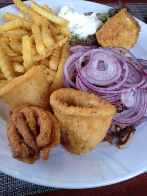 Gyros und Kalamaris mit Pommes