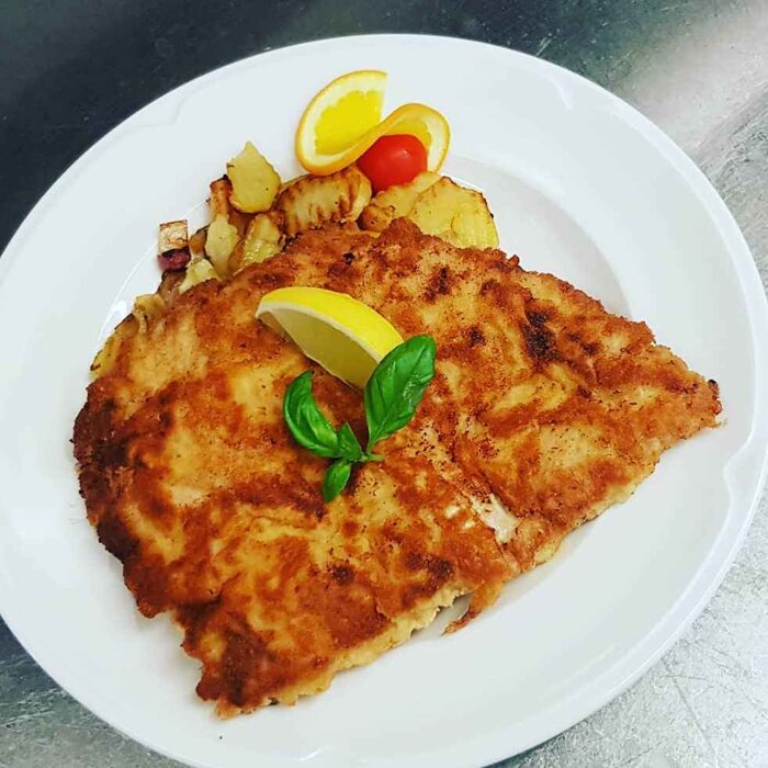 Unser Cordon Bleu ist ein echter Klassiker: Zartes, saftig gefülltes Schnitzel mit Schinken und geschmolzenem Käse, außen knusprig paniert und goldbraun gebraten. Perfekt für alle, die eine herzhafte und zugleich raffinierte Mahlzeit genießen möchten!