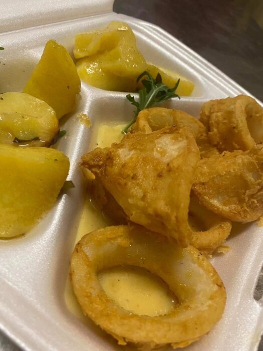 Kalamaria mit Backofenkartoffeln.! TEL:0841/34967 Restaurant Poseidon 